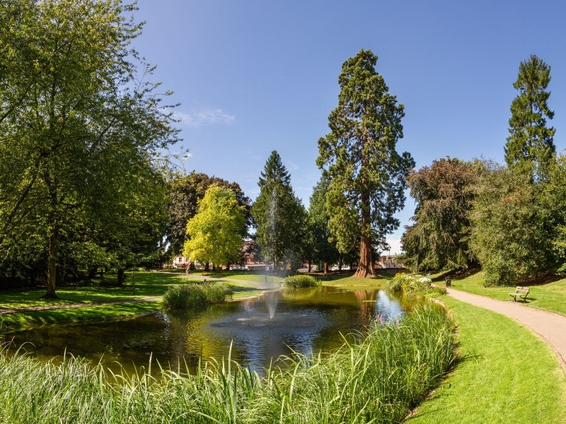 Exterior photo of Tring Memorial Gardens and lake