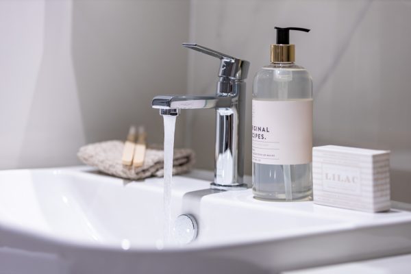 Luxury 2 bed apartment bathroom in Hampton Tower, South Quay Plaza